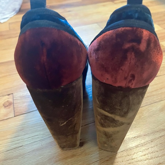 Beautiful velvet platform peep-toe Louboutin. - Picture 5 of 12